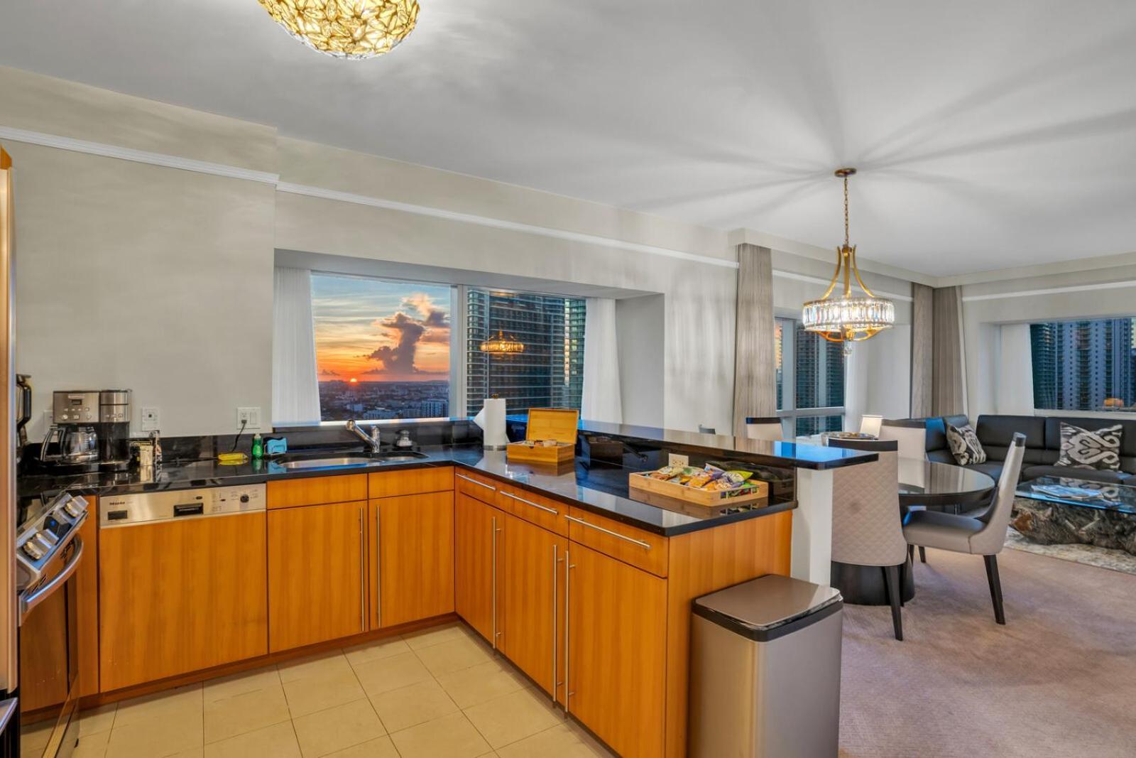 Spacious 2 Bedroom 2 Bath & Studio Suites In The Four Seasons Hotel Miami High Floors 객실 사진